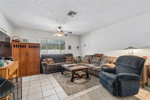 House in Saint Petersburg, Florida 3 bedrooms, 130.53 sq.m. № 2208674 - photo 7