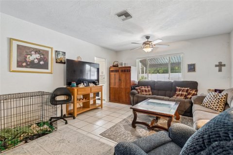 House in Saint Petersburg, Florida 3 bedrooms, 130.53 sq.m. № 2208674 - photo 8