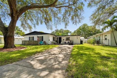 House in Saint Petersburg, Florida 3 bedrooms, 130.53 sq.m. № 2208674