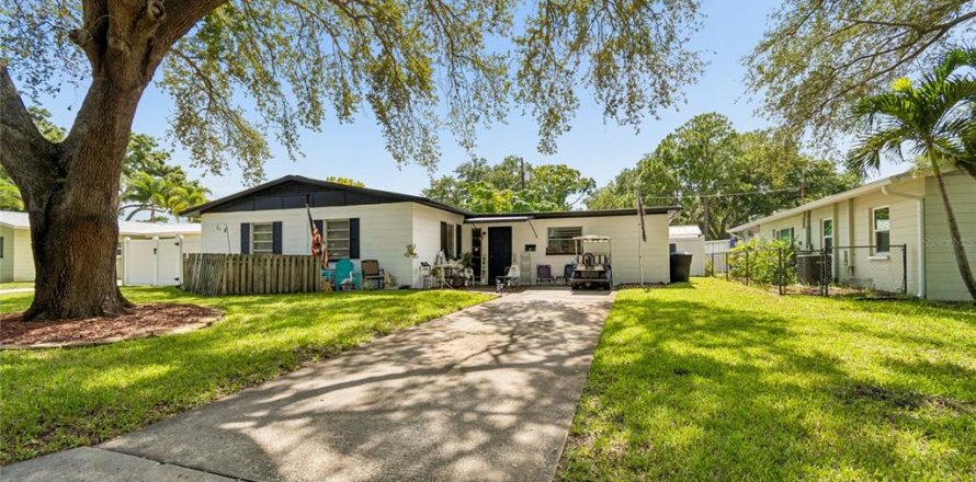 House in Saint Petersburg, Florida 3 bedrooms, 130.53 sq.m. № 2208674