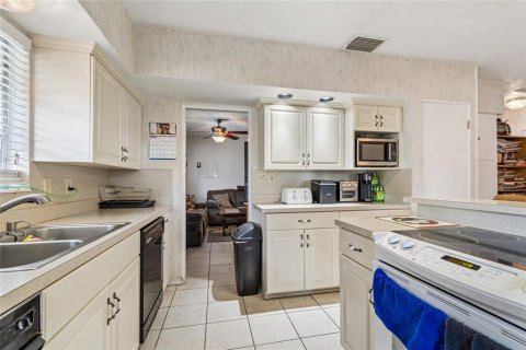 House in Saint Petersburg, Florida 3 bedrooms, 130.53 sq.m. № 2208674 - photo 12