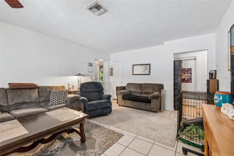 House in Saint Petersburg, Florida 3 bedrooms, 130.53 sq.m. № 2208674 - photo 9