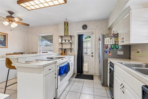 House in Saint Petersburg, Florida 3 bedrooms, 130.53 sq.m. № 2208674 - photo 10