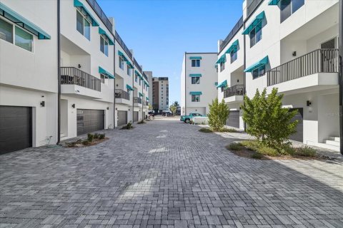 Купить таунхаус в Мадейра - Бич, Флорида 3 комнаты, 251.39м2, № 2096533 - фото 4