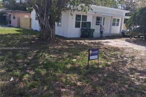 Villa ou maison à louer à Miami, Floride: 4 chambres, 107.02 m2 № 1936498 - photo 2