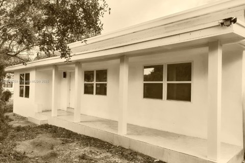 Villa ou maison à louer à Miami, Floride: 4 chambres, 107.02 m2 № 1936498 - photo 1