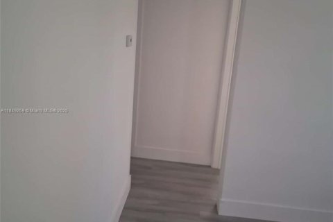 Villa ou maison à louer à Miami, Floride: 4 chambres, 107.02 m2 № 1936498 - photo 3