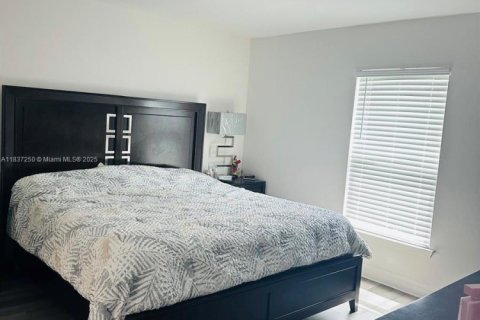 House in Cape Coral, Florida 3 bedrooms № 1825835 - photo 15