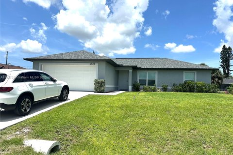 House in Cape Coral, Florida 3 bedrooms № 1825835 - photo 1