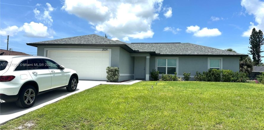 House in Cape Coral, Florida 3 bedrooms № 1825835