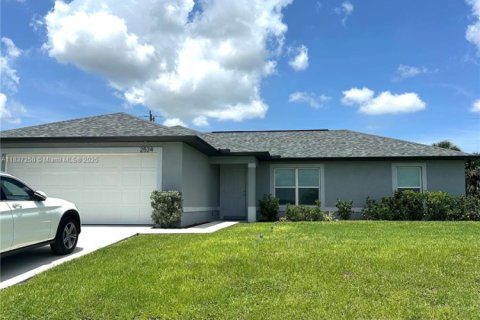 House in Cape Coral, Florida 3 bedrooms № 1825835 - photo 2