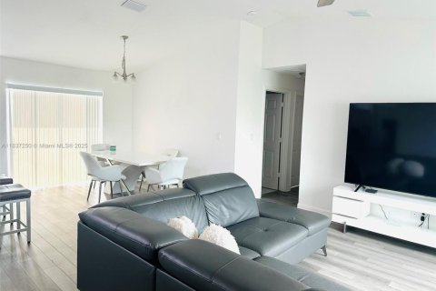 House in Cape Coral, Florida 3 bedrooms № 1825835 - photo 3