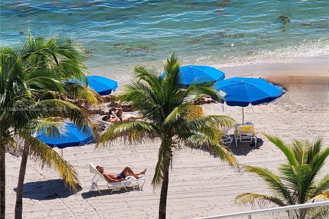 Copropriété à louer à Hallandale Beach, Floride: 1 chambre, 68.38 m2 № 1946885 - photo 1
