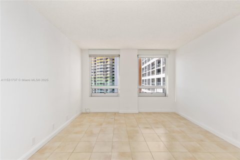 Condominio en venta en Miami, Florida, 4 dormitorios, 224.08 m2 № 1004210 - foto 17