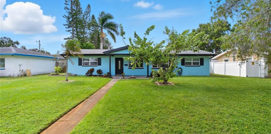 House in Saint Petersburg, Florida 2 bedrooms, 104.52 sq.m. № 2378915