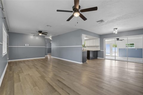 House in Saint Petersburg, Florida 2 bedrooms, 104.52 sq.m. № 2378915 - photo 9