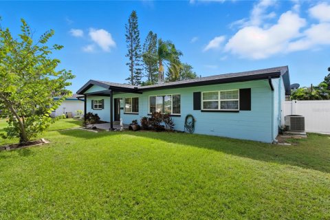 House in Saint Petersburg, Florida 2 bedrooms, 104.52 sq.m. № 2378915 - photo 3