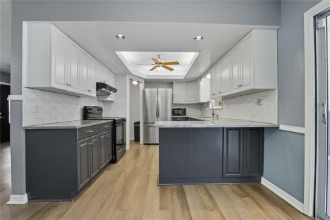 House in Saint Petersburg, Florida 2 bedrooms, 104.52 sq.m. № 2378915 - photo 12