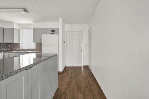 Condo in Hialeah, Florida, 1 bedroom  № 2181084