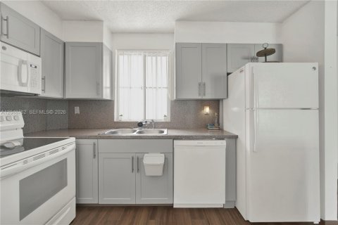 Copropriété à vendre à Hialeah, Floride: 1 chambre, 69.58 m2 № 2181084 - photo 4