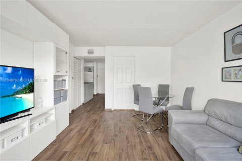 Copropriété à vendre à Hialeah, Floride: 1 chambre, 69.58 m2 № 2181084 - photo 16