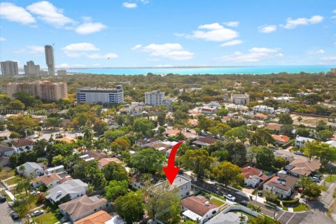 Casa en venta en Miami, Florida, 5 dormitorios, 290.04 m2 № 1480349 - foto 11
