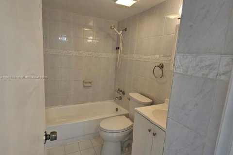 Condominio en alquiler en Sweetwater, Florida, 2 dormitorios, 66.89 m2 № 1942014 - foto 7