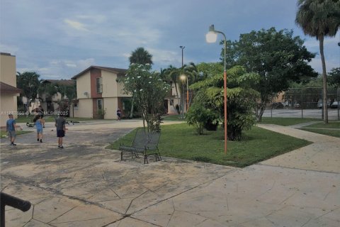 Condominio en alquiler en Sweetwater, Florida, 2 dormitorios, 66.89 m2 № 1942014 - foto 12