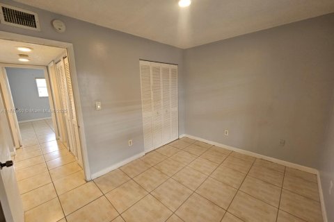 Condominio en alquiler en Sweetwater, Florida, 2 dormitorios, 66.89 m2 № 1942014 - foto 8