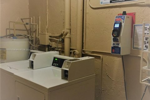 Condominio en alquiler en Sweetwater, Florida, 2 dormitorios, 66.89 m2 № 1942014 - foto 13