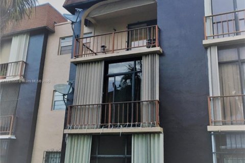 Condominio en alquiler en Sweetwater, Florida, 2 dormitorios, 66.89 m2 № 1942014 - foto 15