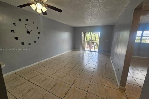 Condominio en alquiler en Sweetwater, Florida, 2 dormitorios, 66.89 m2 № 1942014 - foto 1