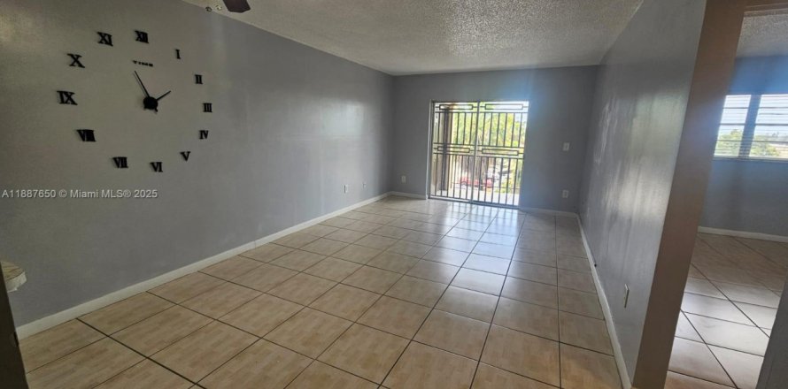 Condominio en Sweetwater, Florida, 2 dormitorios № 1942014