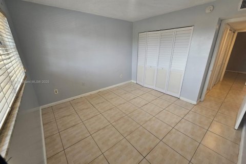 Condominio en alquiler en Sweetwater, Florida, 2 dormitorios, 66.89 m2 № 1942014 - foto 6