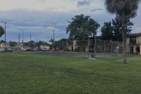 Condominio en alquiler en Sweetwater, Florida, 2 dormitorios, 66.89 m2 № 1942014 - foto 11