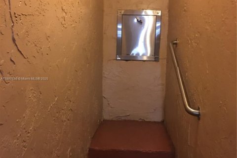 Condominio en alquiler en Sweetwater, Florida, 2 dormitorios, 66.89 m2 № 1942014 - foto 14