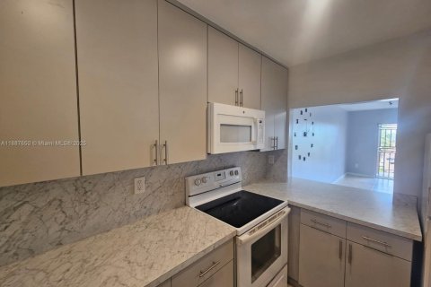 Condominio en alquiler en Sweetwater, Florida, 2 dormitorios, 66.89 m2 № 1942014 - foto 3