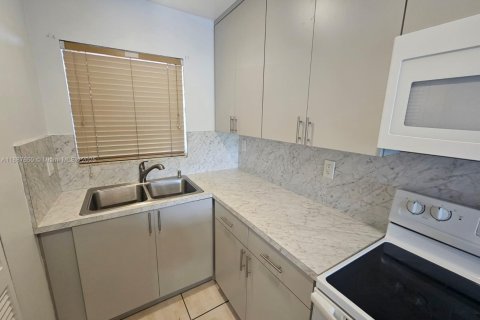 Condominio en alquiler en Sweetwater, Florida, 2 dormitorios, 66.89 m2 № 1942014 - foto 4