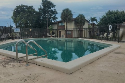 Condominio en alquiler en Sweetwater, Florida, 2 dormitorios, 66.89 m2 № 1942014 - foto 10