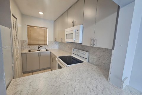 Condominio en alquiler en Sweetwater, Florida, 2 dormitorios, 66.89 m2 № 1942014 - foto 2