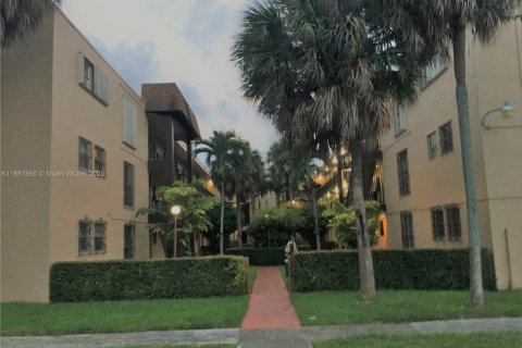 Condominio en alquiler en Sweetwater, Florida, 2 dormitorios, 66.89 m2 № 1942014 - foto 9