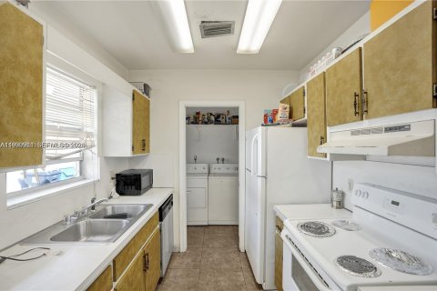 Commercial property in Hollywood, Florida 210.33 sq.m. № 2067491 - photo 9