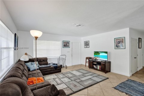 Commercial property in Hollywood, Florida 210.33 sq.m. № 2067491 - photo 18