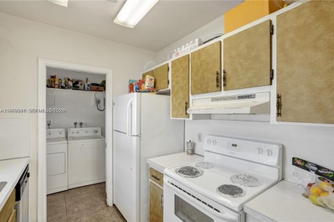 Commercial property in Hollywood, Florida 210.33 sq.m. № 2067491 - photo 11