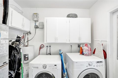 Commercial property in Hollywood, Florida 210.33 sq.m. № 2067491 - photo 16