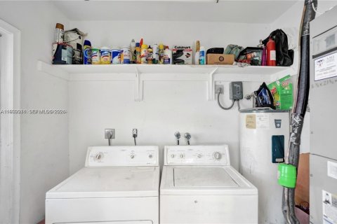 Commercial property in Hollywood, Florida 210.33 sq.m. № 2067491 - photo 13