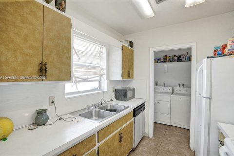 Commercial property in Hollywood, Florida 210.33 sq.m. № 2067491 - photo 10