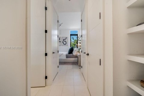 Condo in Miami Beach, Florida, 1 bedroom № 2081467 - photo 14
