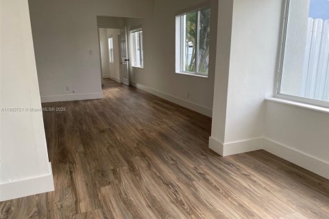 Villa ou maison à louer à Hollywood, Floride: 3 chambres, 246.93 m2 № 1932498 - photo 2