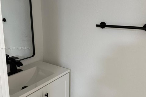Condo in Hialeah, Florida, 2 bedrooms  № 1877666 - photo 9